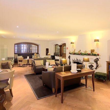 Le Petit Cervin Zermatt Restaurante foto The lounge at the airport