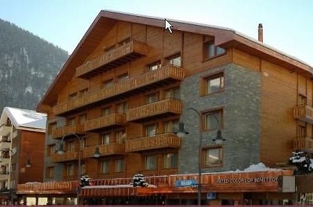 Le Petit Cervin Zermatt Exterior foto A typical hotel in Les Saisies
