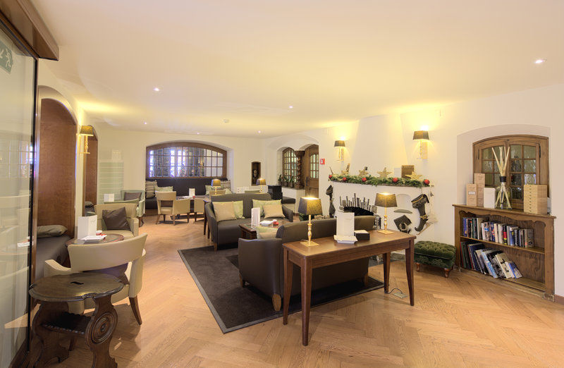 Le Petit Cervin Zermatt Restaurante foto The lounge at the airport