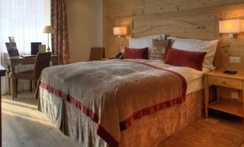 Le Petit Cervin Zermatt Exterior foto A bed with a bed skirt