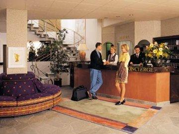 Le Petit Cervin Zermatt Exterior foto A concierge desk at a hotel